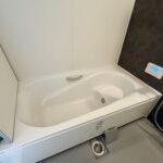 足を伸ばしてゆったり浸かれる浴槽です。