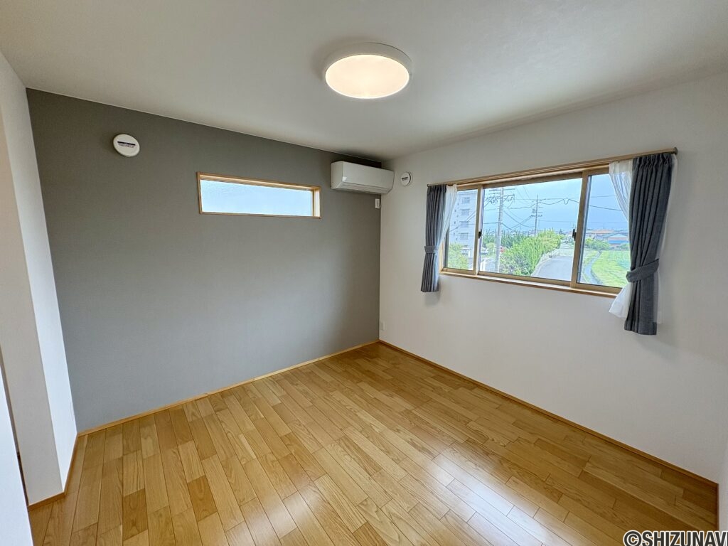 2階の寝室はグレーのアクセントクロスを採用しており、部屋全体に落ち着きをもたらします。