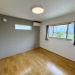 2階の寝室はグレーのアクセントクロスを採用しており、部屋全体に落ち着きをもたらします。