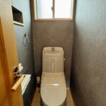 2階のトイレです。1階と違い、シックなグレーの配色です。