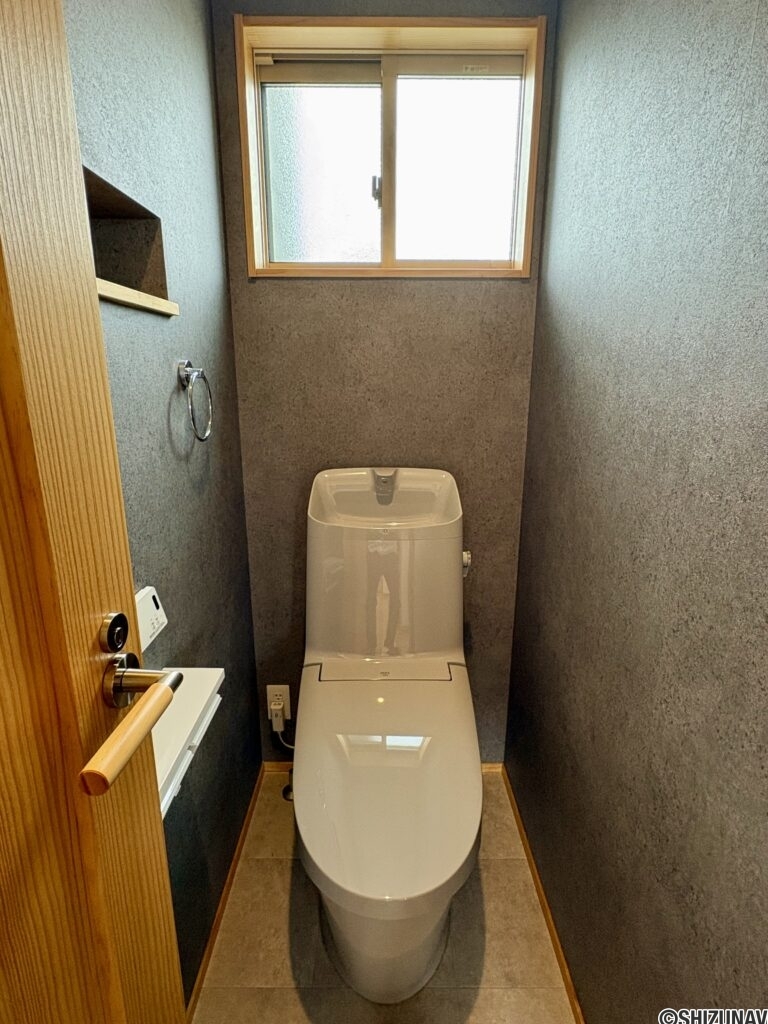 2階のトイレです。1階と違い、シックなグレーの配色です。