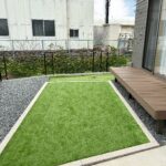 人工芝の庭があり、お子様やペットと一緒に遊べます。