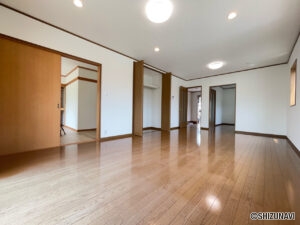 【リフォーム済/LDK】クロス張替え、照明の交換を行いました。約20帖のLDKは長方形で家具の配置も考えやすいですね。