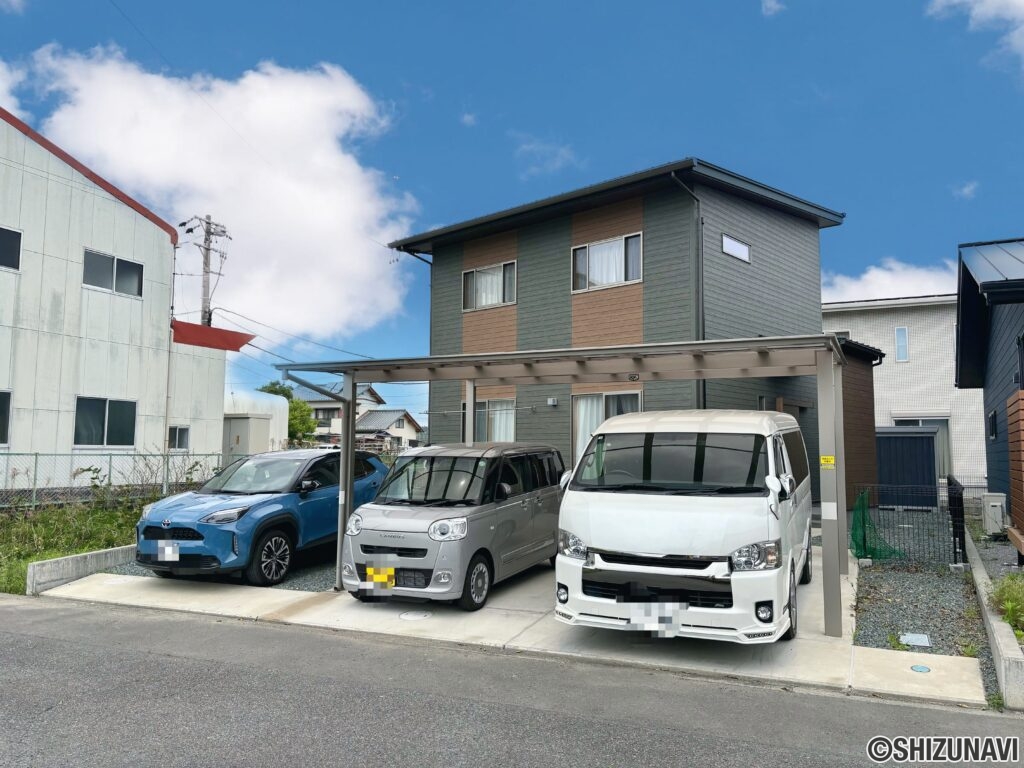 普通車3台でも余裕で駐車できます。