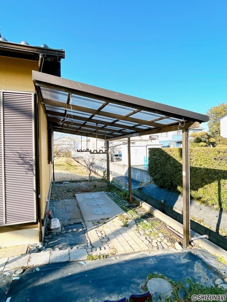 【リフォーム後／敷地東側】建物東側には物干しスペースがございます。波板付きで、小雨が降ってもお洗濯ものが濡れる心配がありませんね。