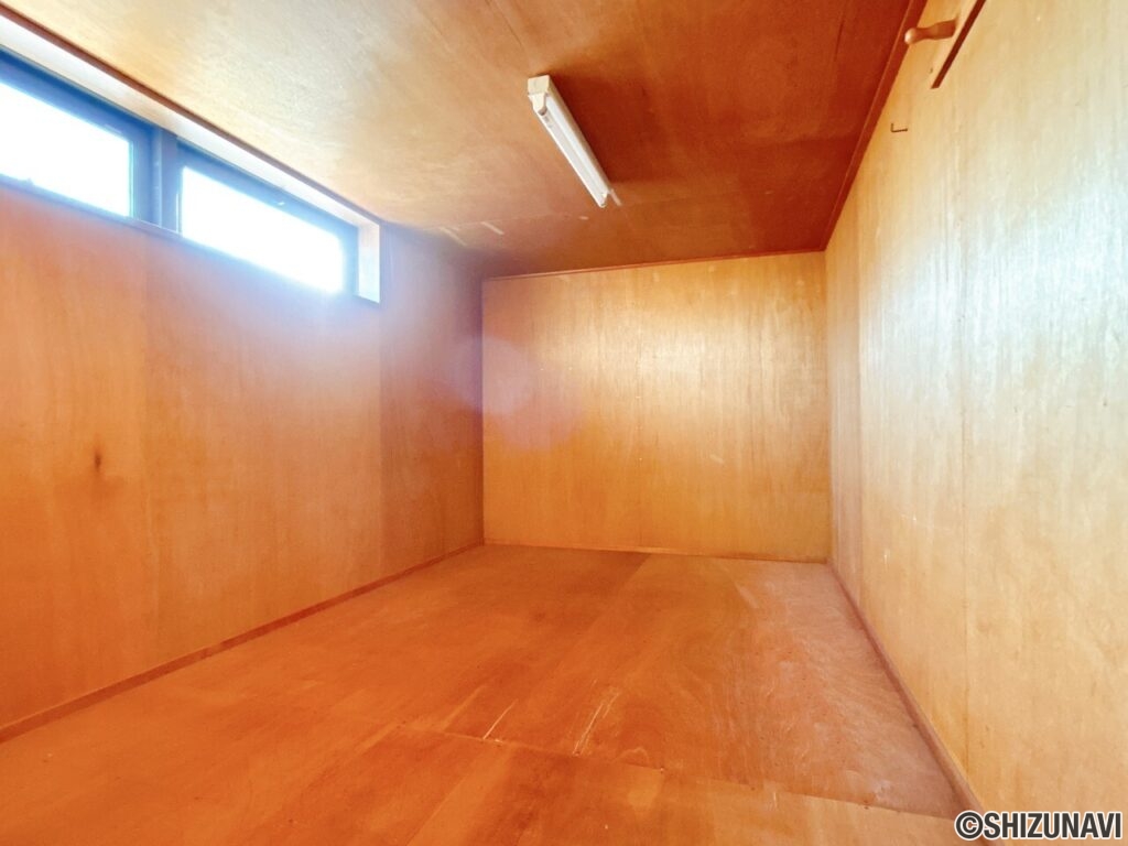【リフォーム後／屋根裏収納】11帖洋室から小屋裏収納に上がることができます。小窓付きで換気もできますよ。