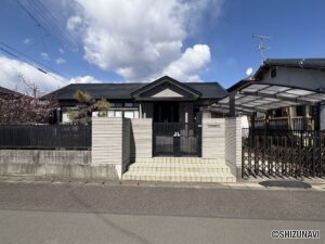 100坪以上の敷地面積です。門扉のある高級感のある住宅です。