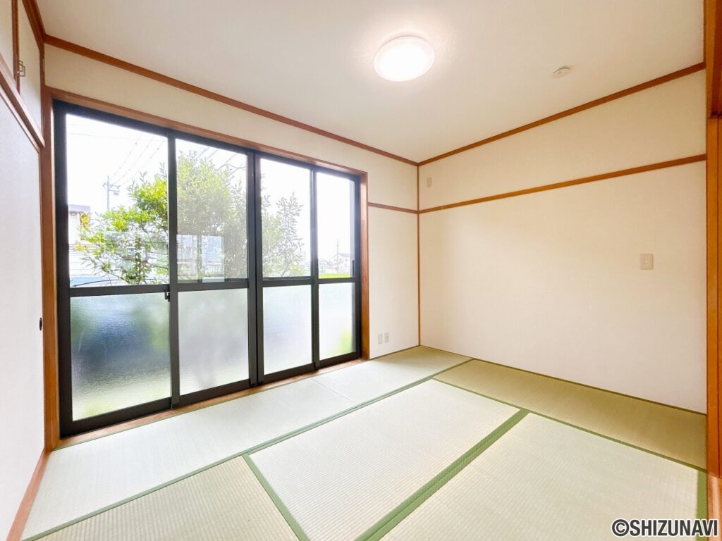 【リフォーム後／6帖和室】和室は南側に掃き出し窓がついています。踏み台を置けばお庭にでられますよ。