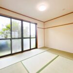 【リフォーム後／6帖和室】和室は南側に掃き出し窓がついています。踏み台を置けばお庭にでられますよ。