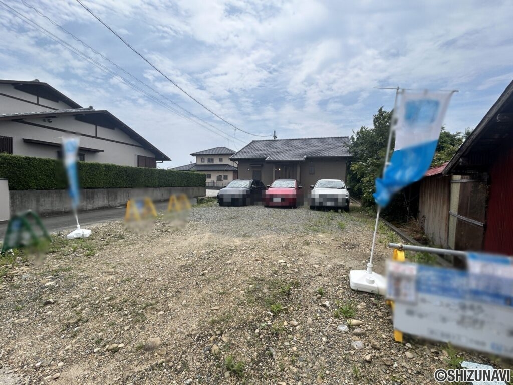 【リフォーム済/駐車場】計6台のお車が駐車可能です。また、浄化槽は清掃とブロワーの交換を行いました。