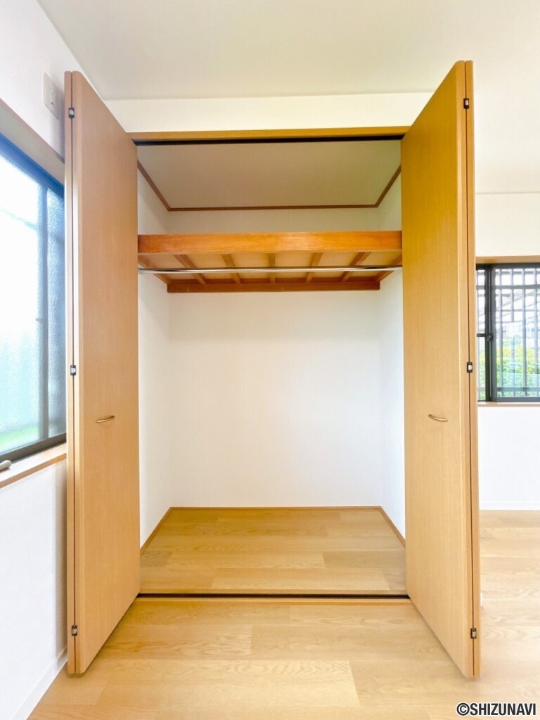 【リフォーム後／洋室収納】収納建具のクリーニングを行いました。