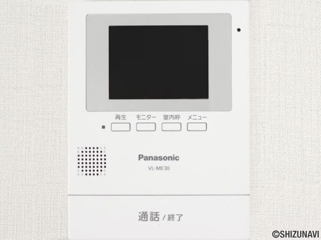 【設備/インターフォン】リビングに設置します。カラーモニターでお客様を確認してから応対できるので安心ですね。