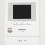 【設備/インターフォン】リビングに設置します。カラーモニターでお客様を確認してから応対できるので安心ですね。