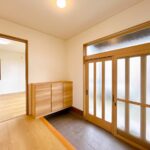 【リフォーム後／玄関（内観）】玄関ホールはシューズボックスの新設を行いました。