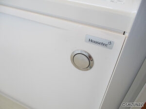 【同仕様写真／ユニットバス】浴室の排水栓はポップアップ式です。ワンタッチで浴槽のお水を排水できます。チェーンが付いてないので、お掃除もラクになりますね。