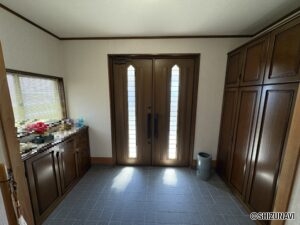 玄関内側の写真です。広々としており出かける際のお仕度もゆっくりできます。