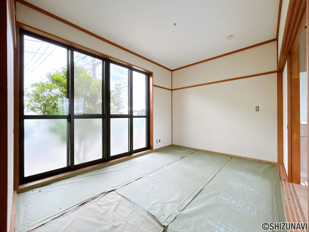 【リフォーム中／6帖和室】別角度です。和室は南側に掃き出し窓がついています。踏み台を置けばお庭にでられますよ。