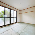 【リフォーム中／6帖和室】別角度です。和室は南側に掃き出し窓がついています。踏み台を置けばお庭にでられますよ。