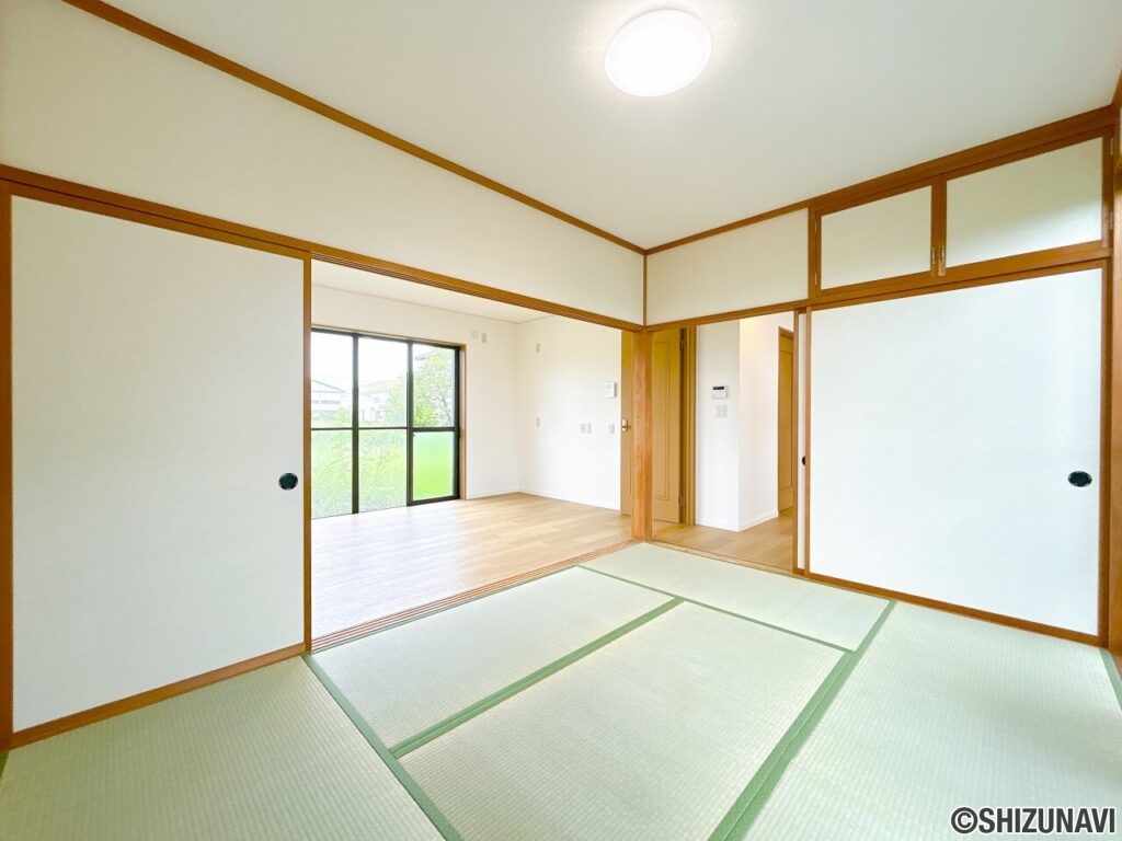 【リフォーム後／6帖和室】ダイニングキッチン南側の和室はクロス貼替え、照明交換を行いました。襖を閉じると、客間や寝室としても利用できます。