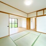 【リフォーム後／6帖和室】ダイニングキッチン南側の和室はクロス貼替え、照明交換を行いました。襖を閉じると、客間や寝室としても利用できます。