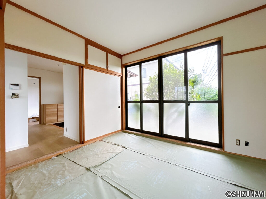 【リフォーム中／6帖和室】ダイニングキッチン南側の和室はクロス貼替え、照明交換を行います。襖を閉じると、客間や寝室としても利用できます。
