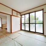 【リフォーム中／6帖和室】ダイニングキッチン南側の和室はクロス貼替え、照明交換を行います。襖を閉じると、客間や寝室としても利用できます。