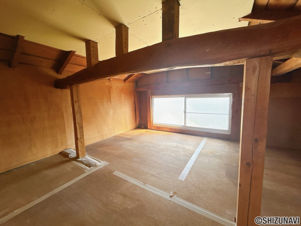 【リフォーム済／小屋裏収納】2階洋室には小屋裏収納がございます。小窓がついていますので、空気の入れ替えも可能です。