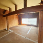 【リフォーム済／小屋裏収納】2階洋室には小屋裏収納がございます。小窓がついていますので、空気の入れ替えも可能です。