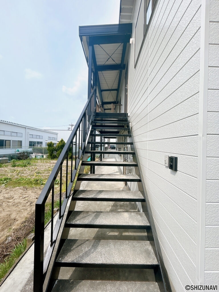 【居住スペース入口】居住スペースは2階となっております。