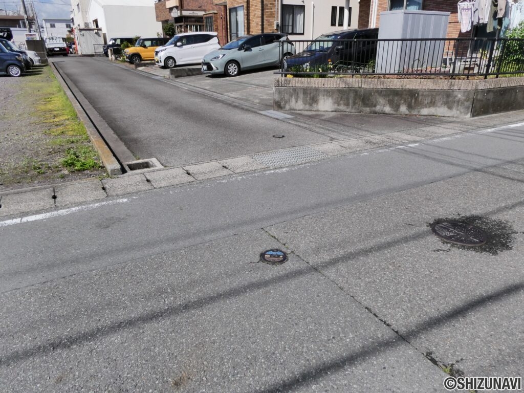 公道から前面道路（私道）への進入口
