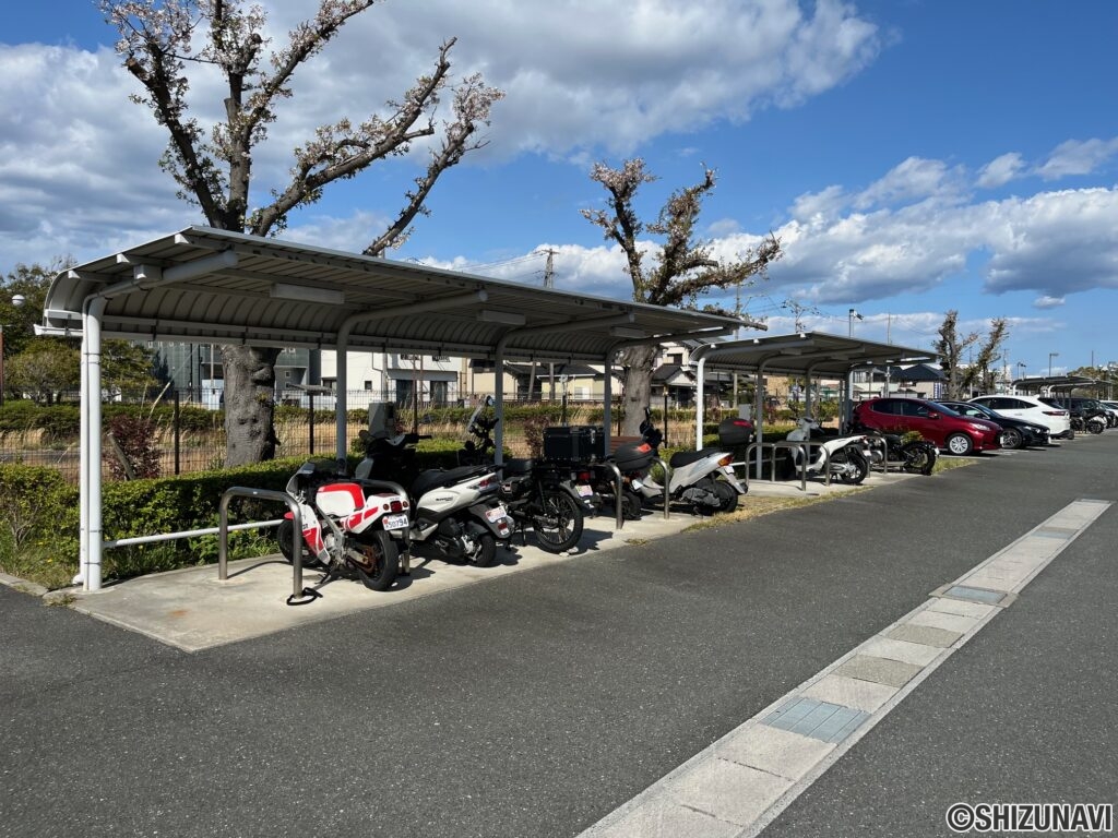屋根付きバイク置場