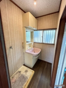 【リフォーム前/洗面所】洗面化粧台はハウステック製の新品に交換します。三面鏡の裏側はすべて収納になっています。洗面ボウルは底が平らなので、つけ置き洗いなどの家事でも活躍します。