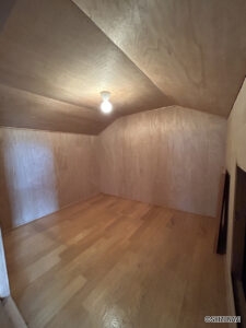 2階廊下　小屋裏収納