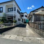 【外観写真】駐車場と建物外観の写真です。