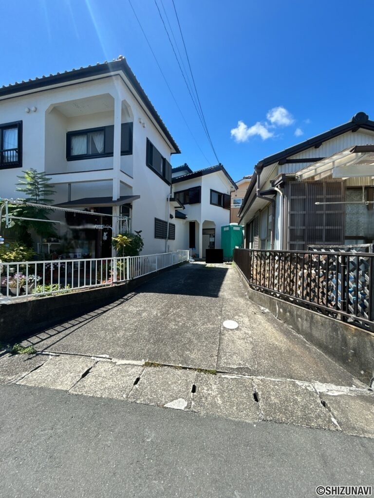 【外観写真】駐車場と建物外観の写真です。