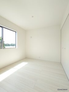 【1号棟】洋室①広さ4.5帖、南向きでリビングとつながっているため、開放感があります！