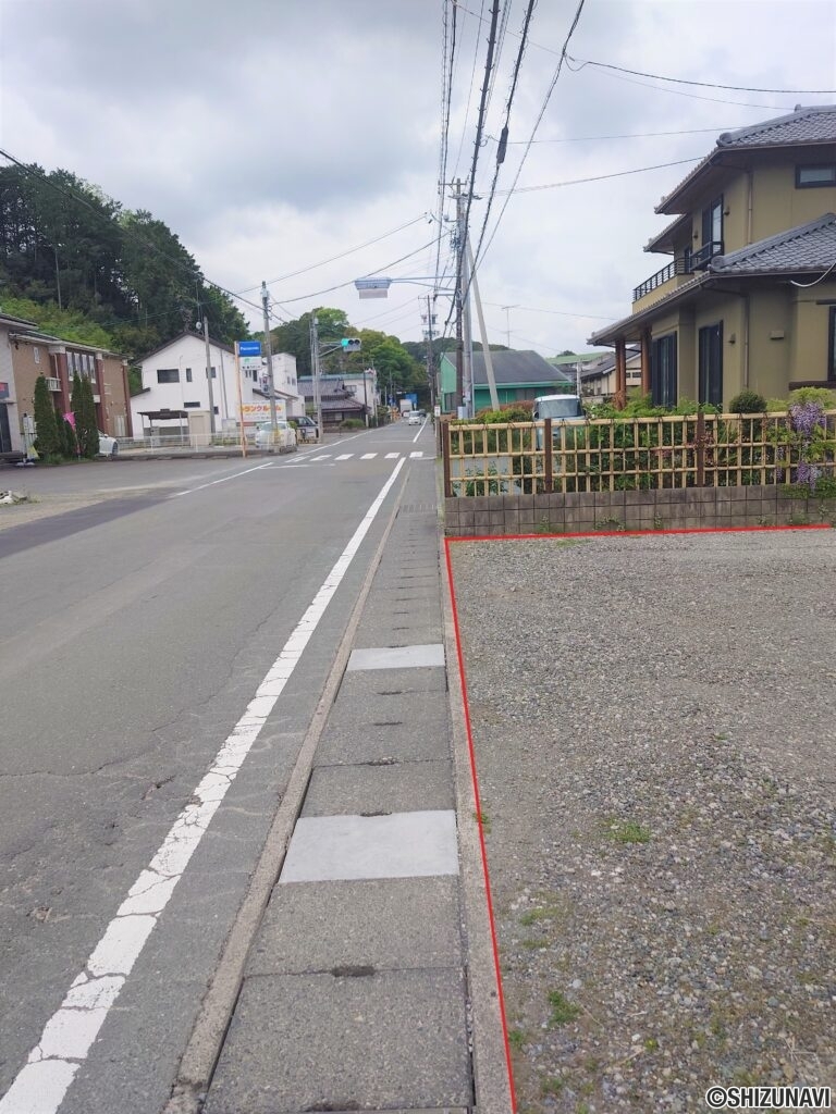 南側境界と前面道路