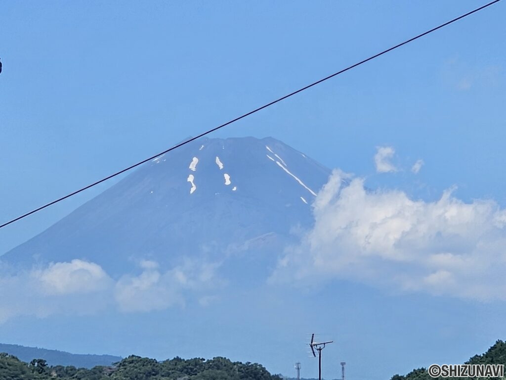 庭から撮影した富士山