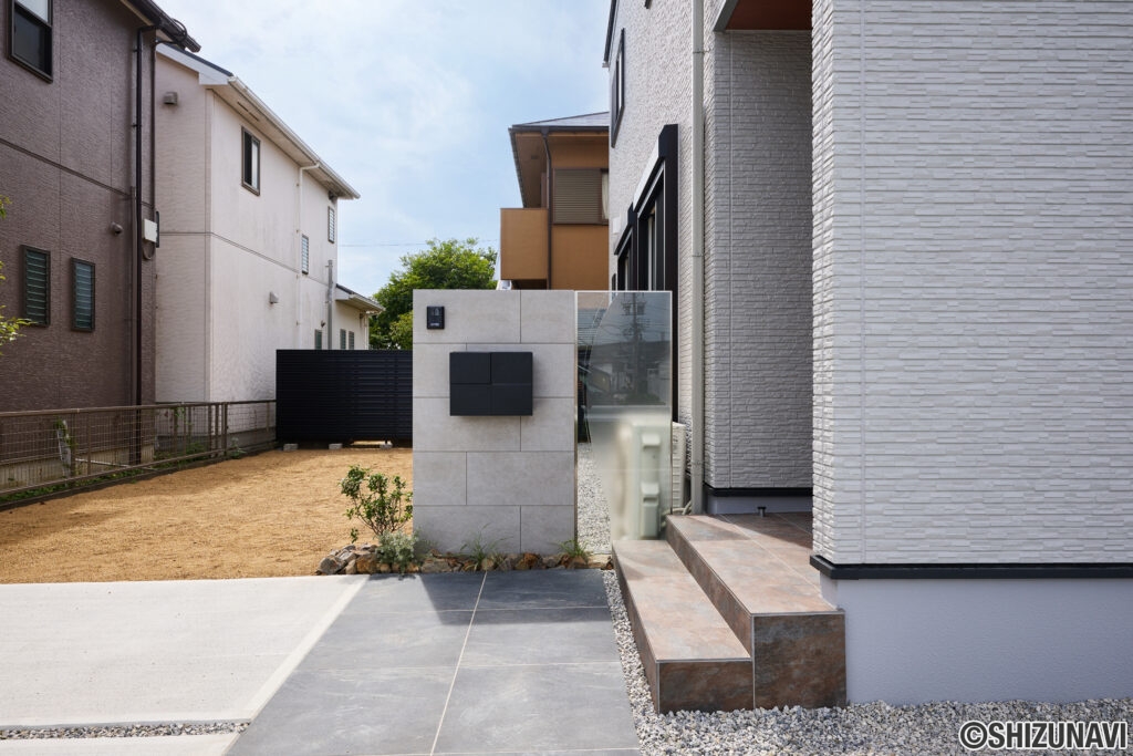 住まいの顔となる外構には、デザイン性にこだわった門柱とアプローチを採用。シンプルでモダンな佇まいが、家全体の印象をより一層引き立てます。
