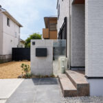 住まいの顔となる外構には、デザイン性にこだわった門柱とアプローチを採用。シンプルでモダンな佇まいが、家全体の印象をより一層引き立てます。