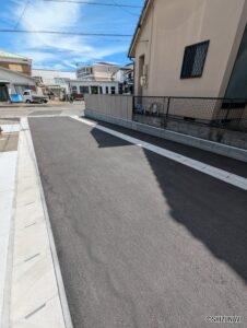 物件正面道路（別角度）の画像です。