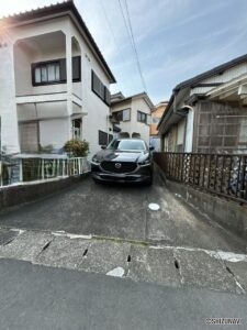 【外観写真】駐車場と建物外観の写真です。