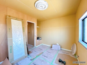 【リフォーム中/2階東側居室】フローリング上張り、クロスの張替え、建具交換、照明交換を行う予定です。枕棚とハンガーパイプを設置してクローゼットへ変更いたします。（7/20撮影）