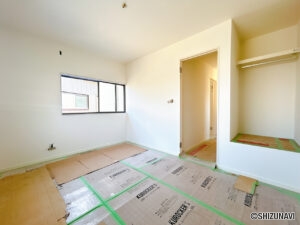 【リフォーム中/2階東側居室】フローリング上張り、クロスの張替え、建具交換、照明交換を行う予定です。枕棚とハンガーパイプを設置してクローゼットへ変更いたします。（8/2撮影）