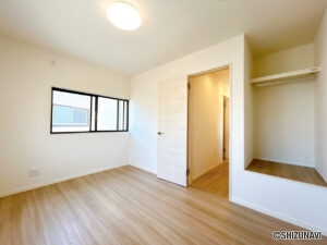 【リフォーム済/2階東側居室】フローリング上張り、クロスの張替え、建具交換、照明交換を行いました。枕棚とハンガーパイプを設置してオープンクローゼットを設けております。