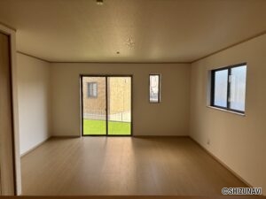 1号棟　キッチンからリビングを見た画像です。