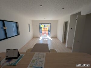 キッチンからリビングを見た写真です。