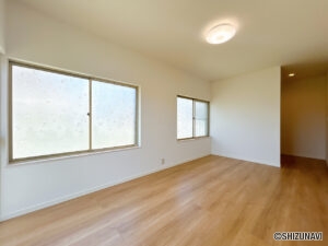 【リフォーム済/約10.5帖洋室】和室の縁側を取り込み洋室へ変更しました。フローリング変更、クロス・建具・照明の交換を行いました。WICも新設したので、収納には困りませんね