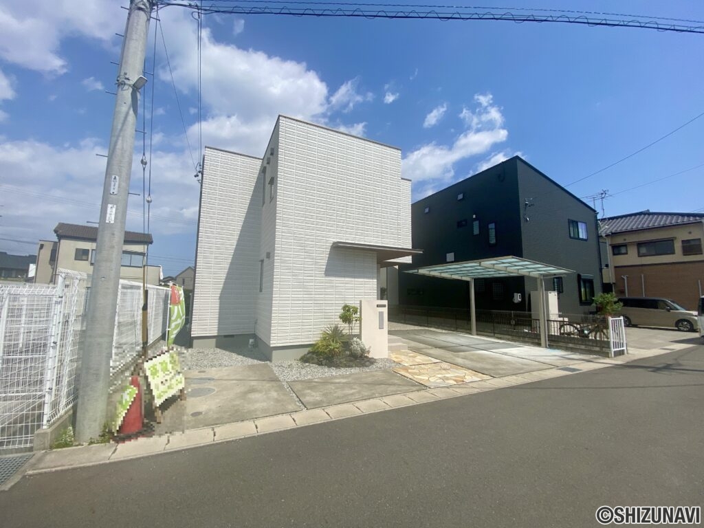 駐車場側からの外観です