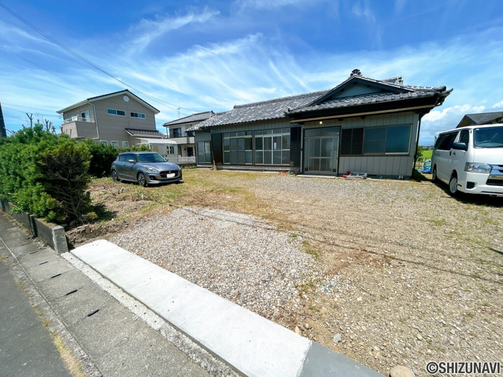 【リフォーム済/駐車場】駐車場は間口の拡張工事を行い、並列でお車が駐車可能になりました。